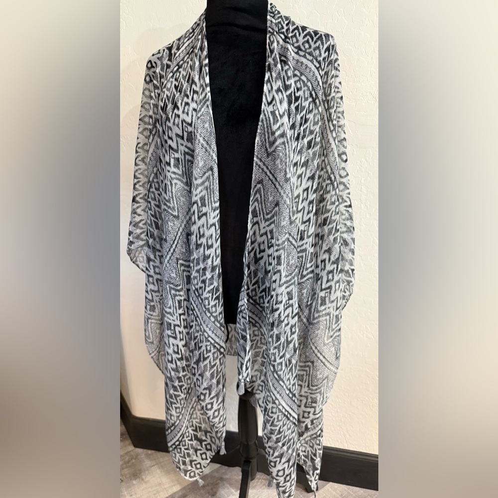 Black and white kimono
SZ OS
NWOT!
Never worn!